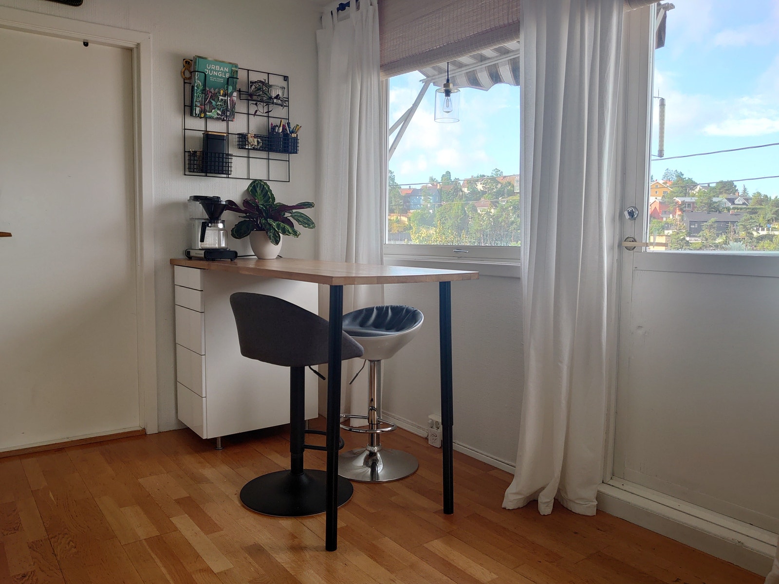 Sitte plass i kjøkken mot utsikt Galleribilde