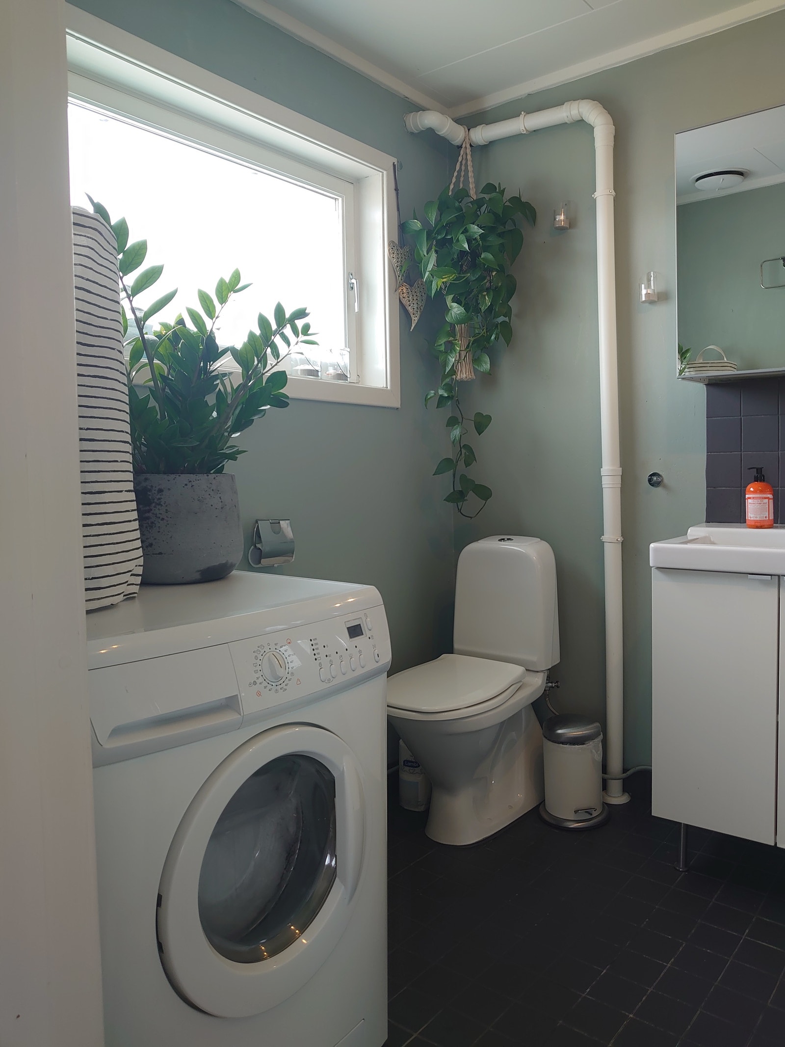 Bad med vaskemaskin Galleribilde