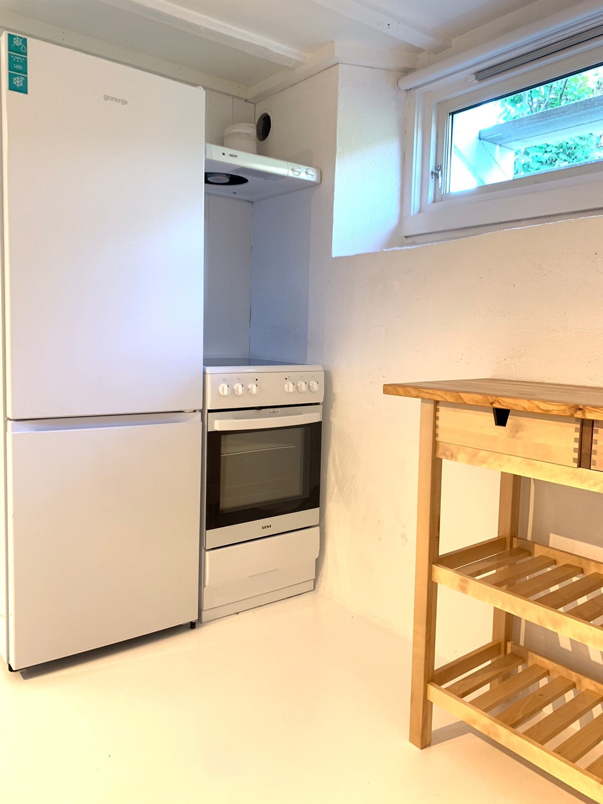 Kjøkken med nye hvitevarer Galleribilde