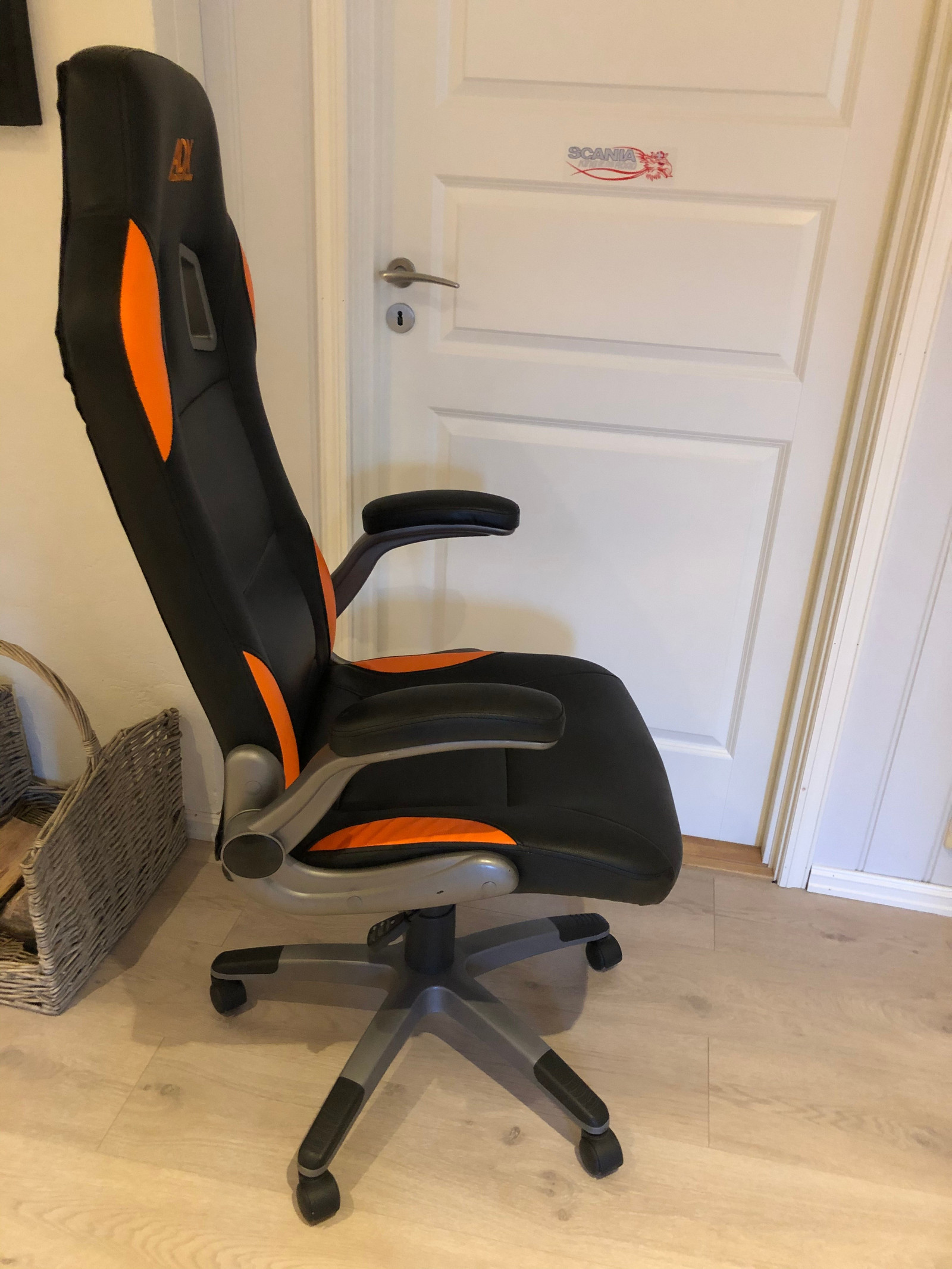 Gaming stol, mus, musematte og skjerm | FINN.no Gaming stol, mus, musematte og skjerm | FINN.no