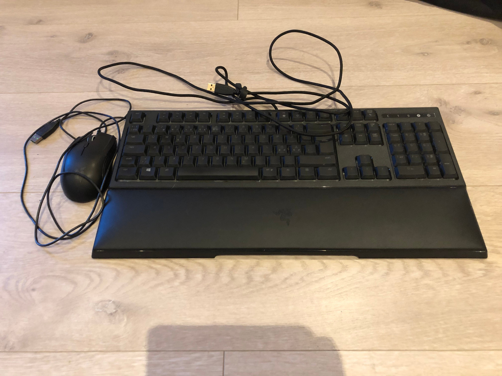 Gaming stol, mus, musematte og skjerm | FINN.no Gaming stol, mus, musematte og skjerm | FINN.no