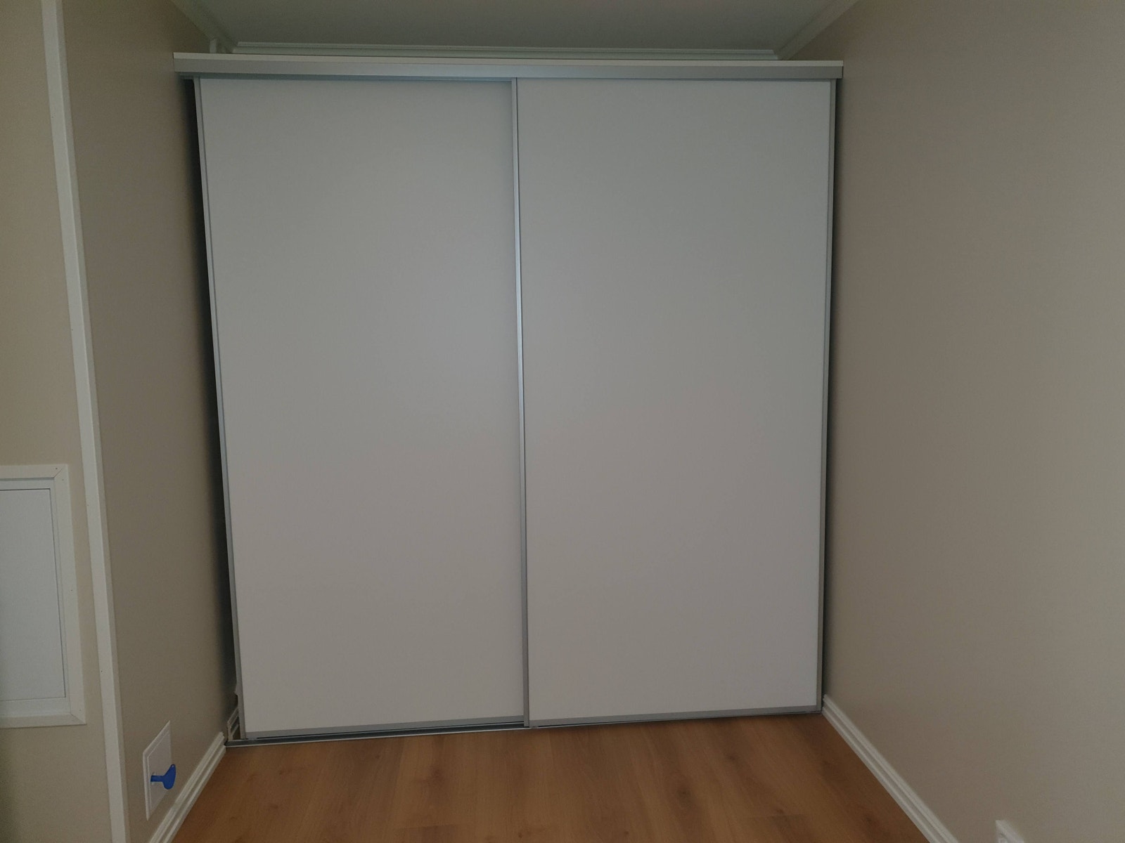 Stor garderobeskap med full innredning i masterbed Galleribilde