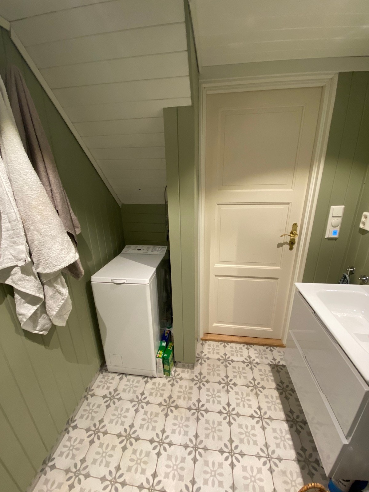 Egen vaskemaskin på bad Galleribilde