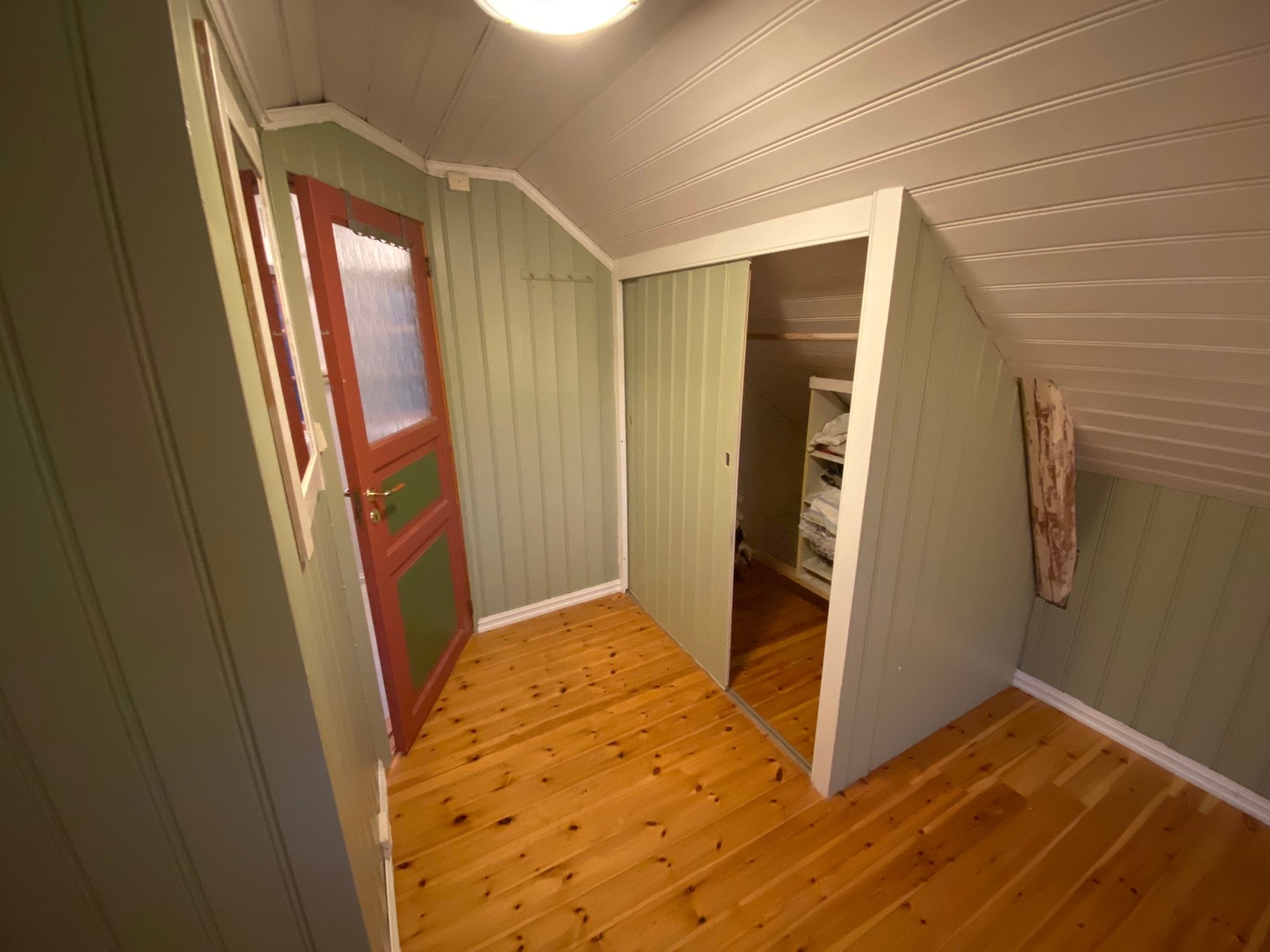 Soverommet har egen garderobe Galleribilde