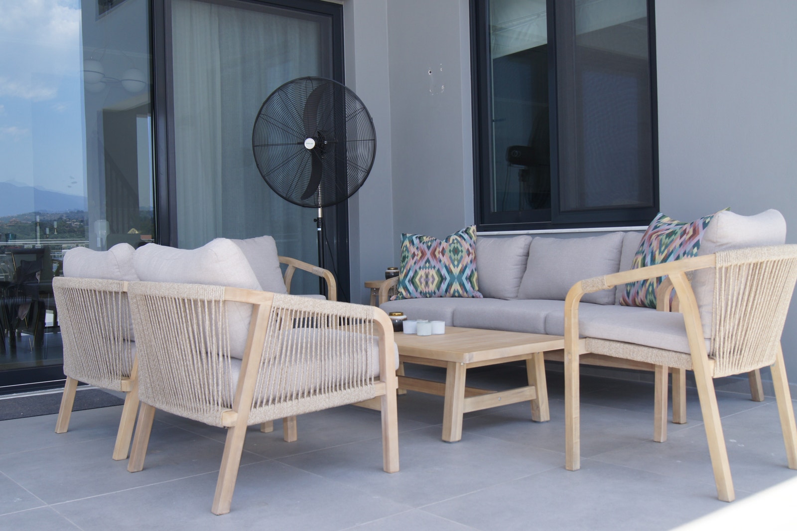 På veggen henger en montert vifte i tillegg til den store sorte. Galleribilde