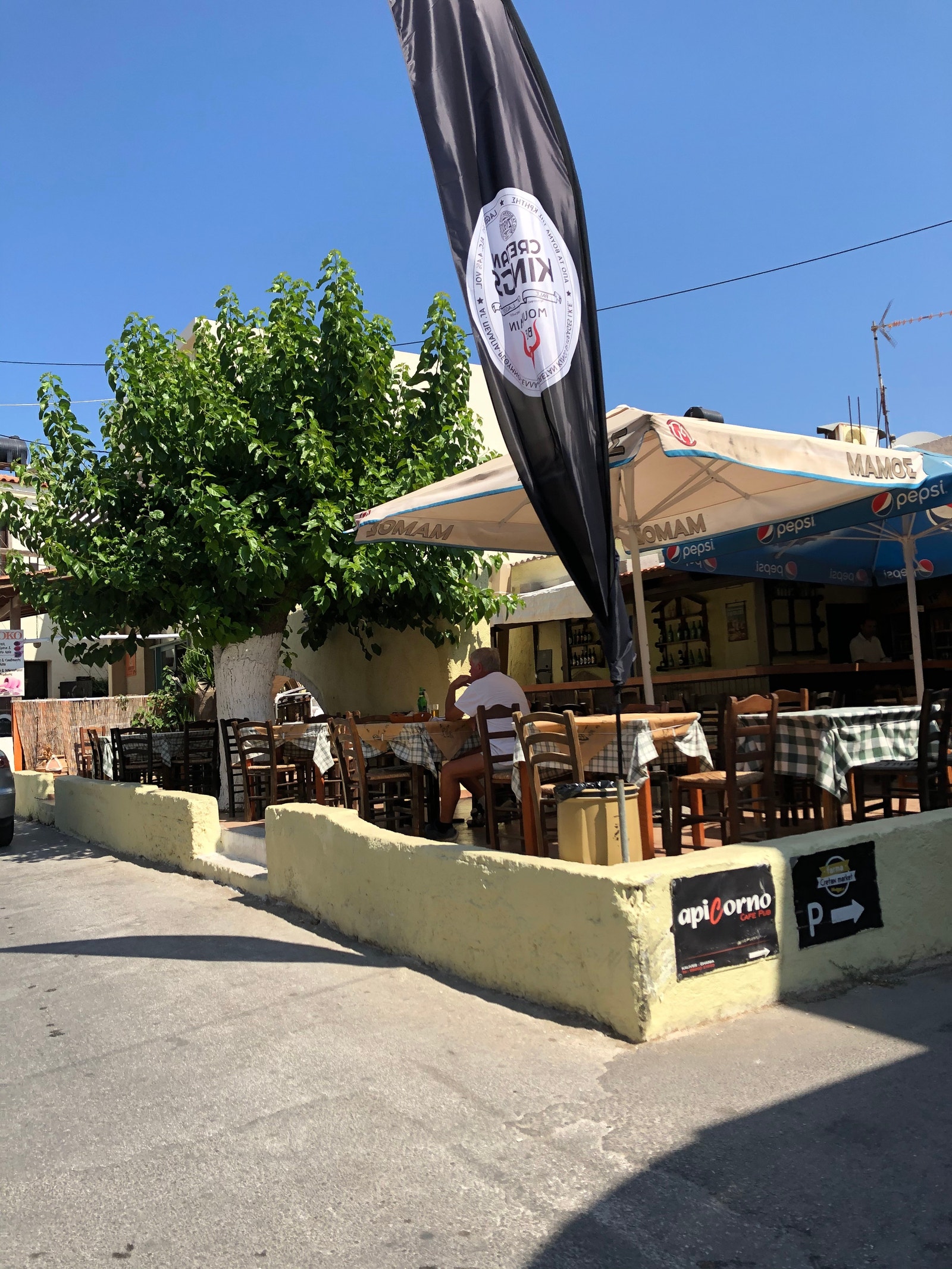 Restaurant midt i gaten i Kalyves Galleribilde