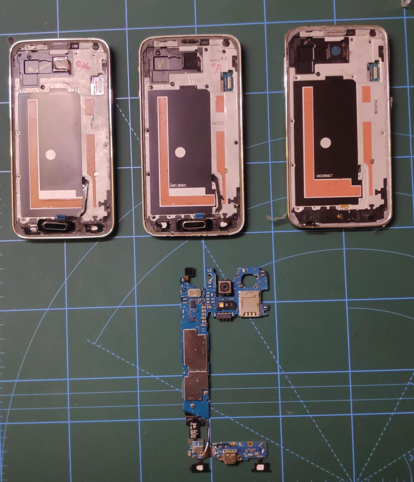 Samsung S5 & deler, 3 hele uten skjerm og en hel del deler Deler til Samsung støvsuger | FINN.no