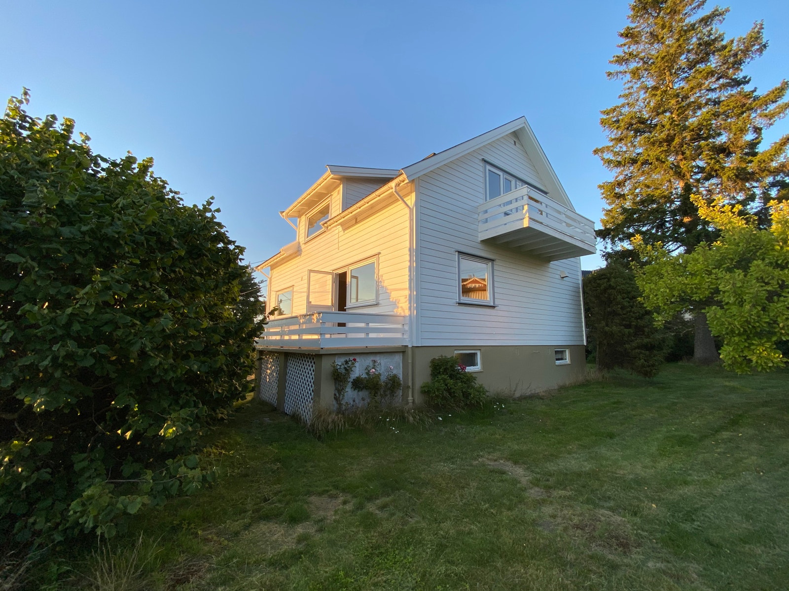 Syd-vestvendt og høyt beliggende med sol hele dagen og kvelden. Bildet er tatt halv ni på kvelden i august. Galleribilde