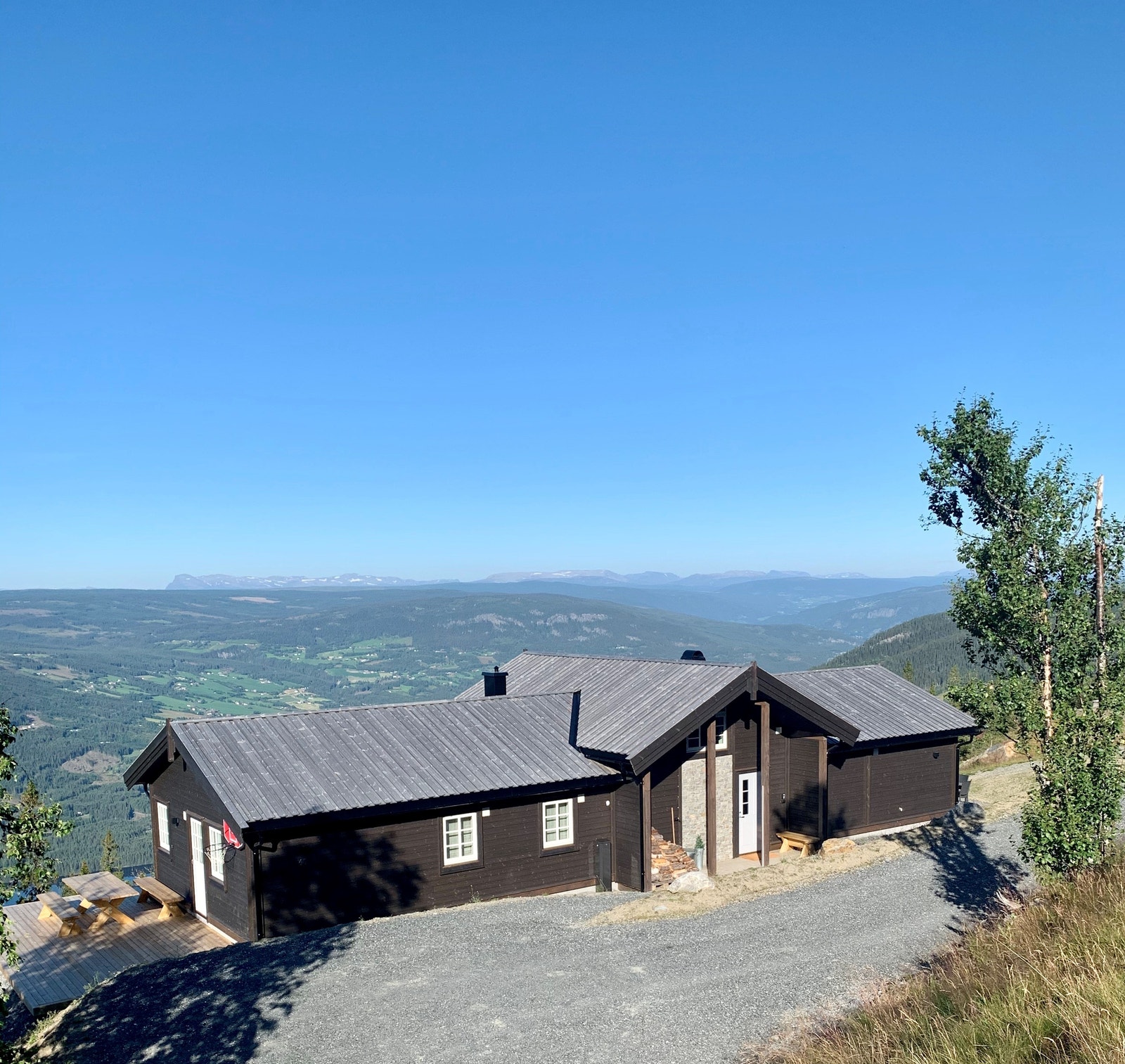 Hytta sett fra veien Galleribilde