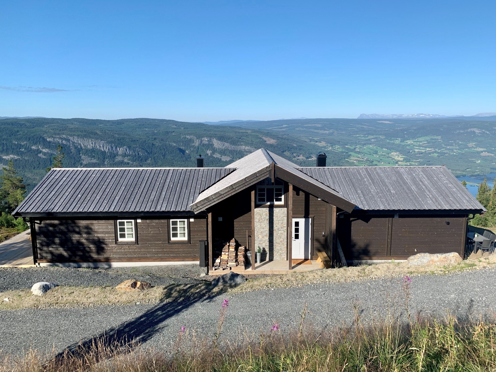 Inngangsparti sett fra veien Galleribilde