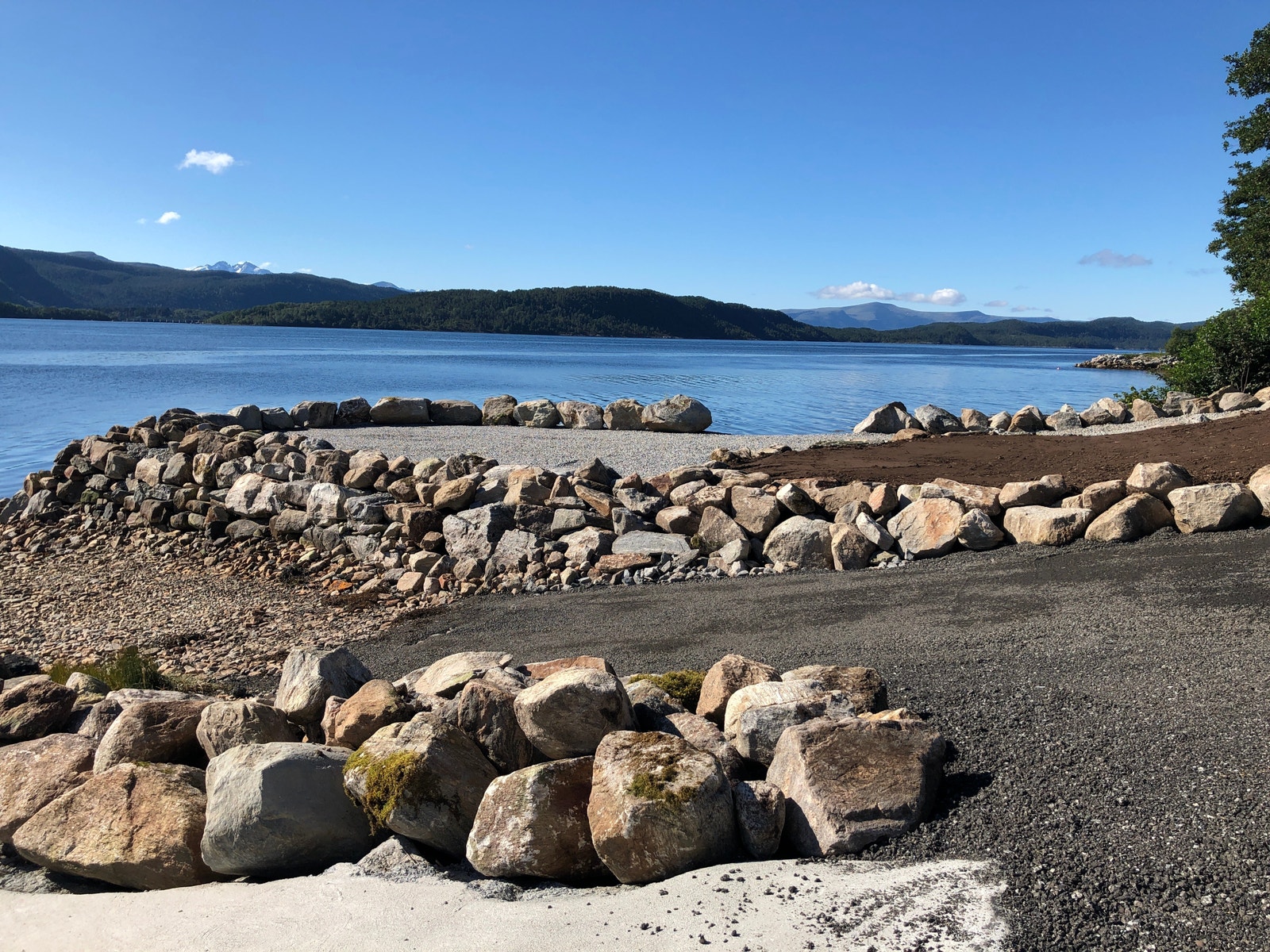 Grøntareal mellom badeplass og båtslipp Galleribilde