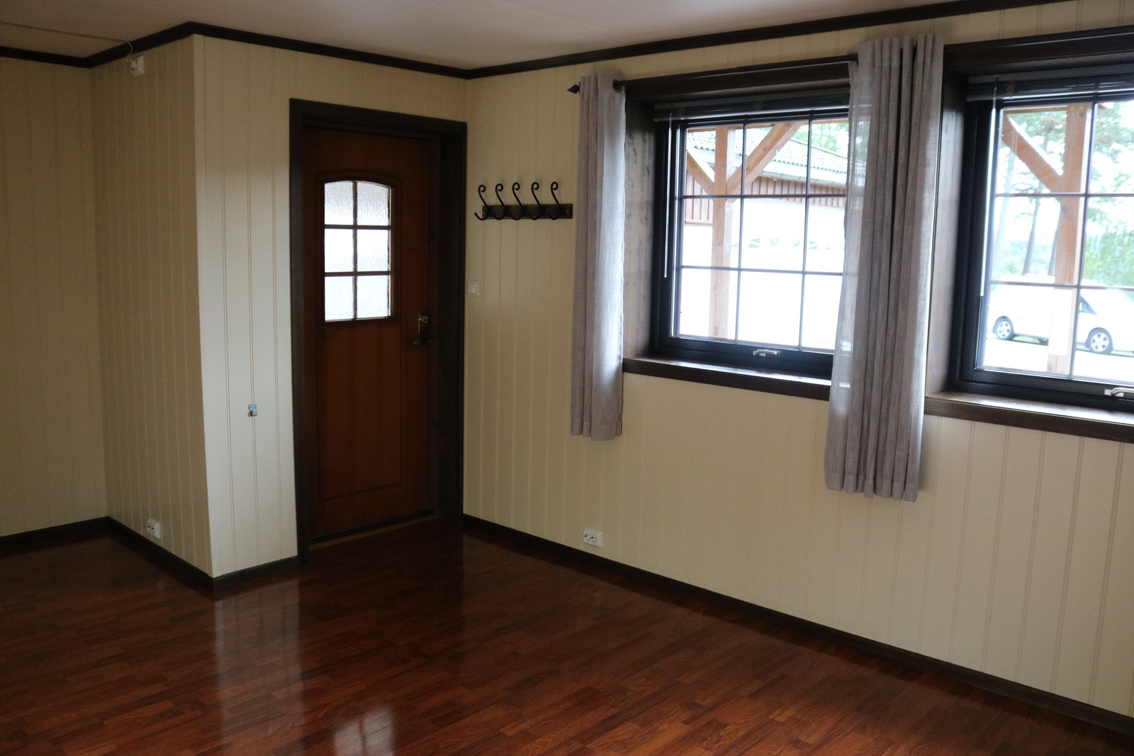 Stue med inngangsdør Galleribilde