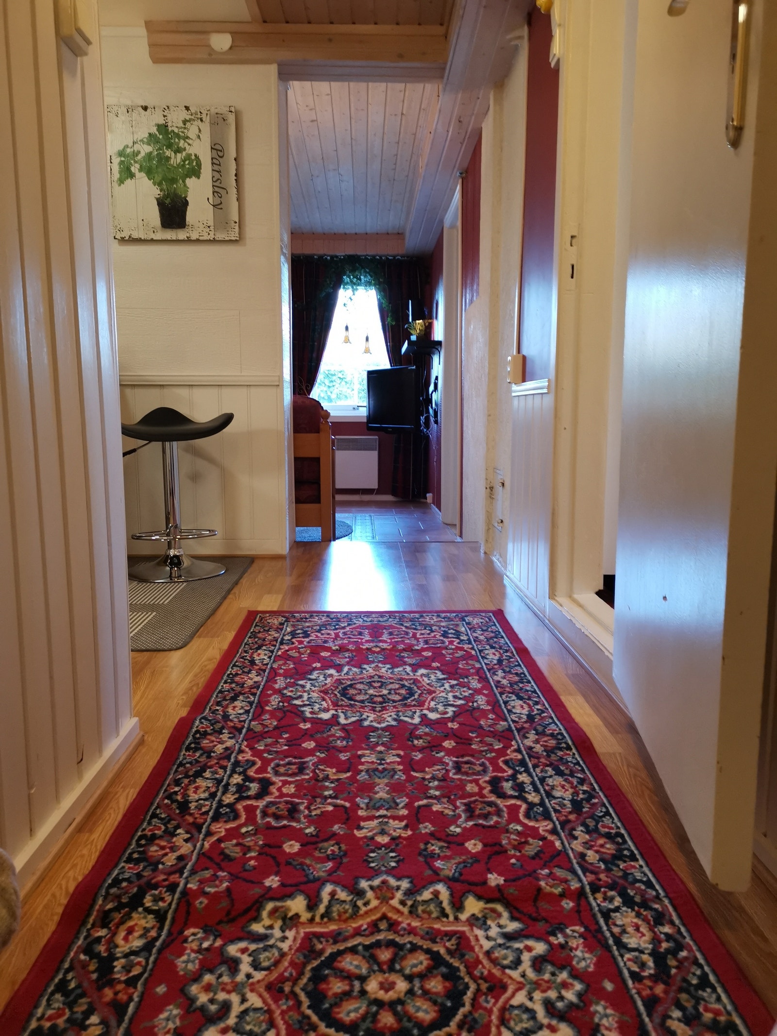 Hall - kjøkken til venstre, bad til høyre Galleribilde