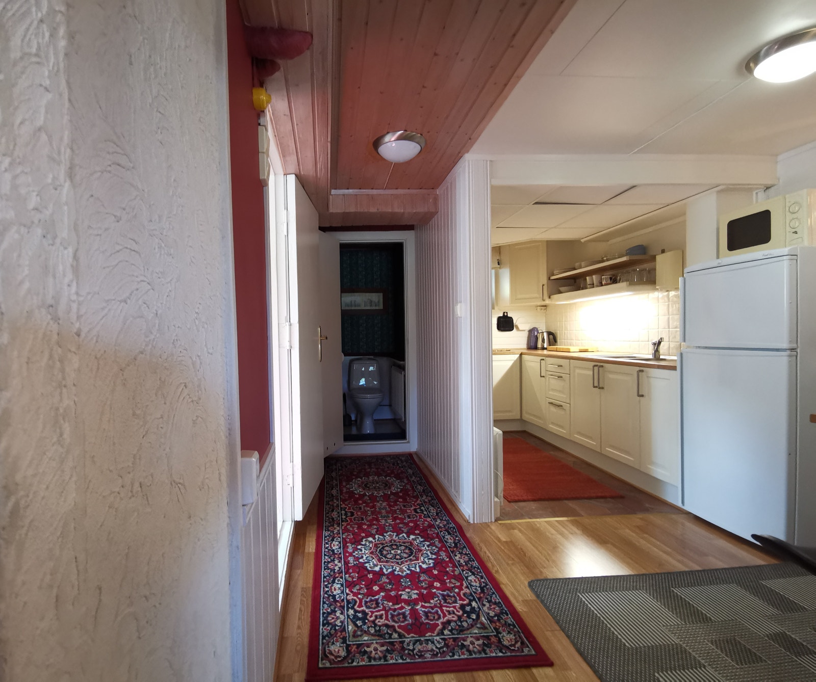 Kjøkken fra hall/- bad til venstre Galleribilde