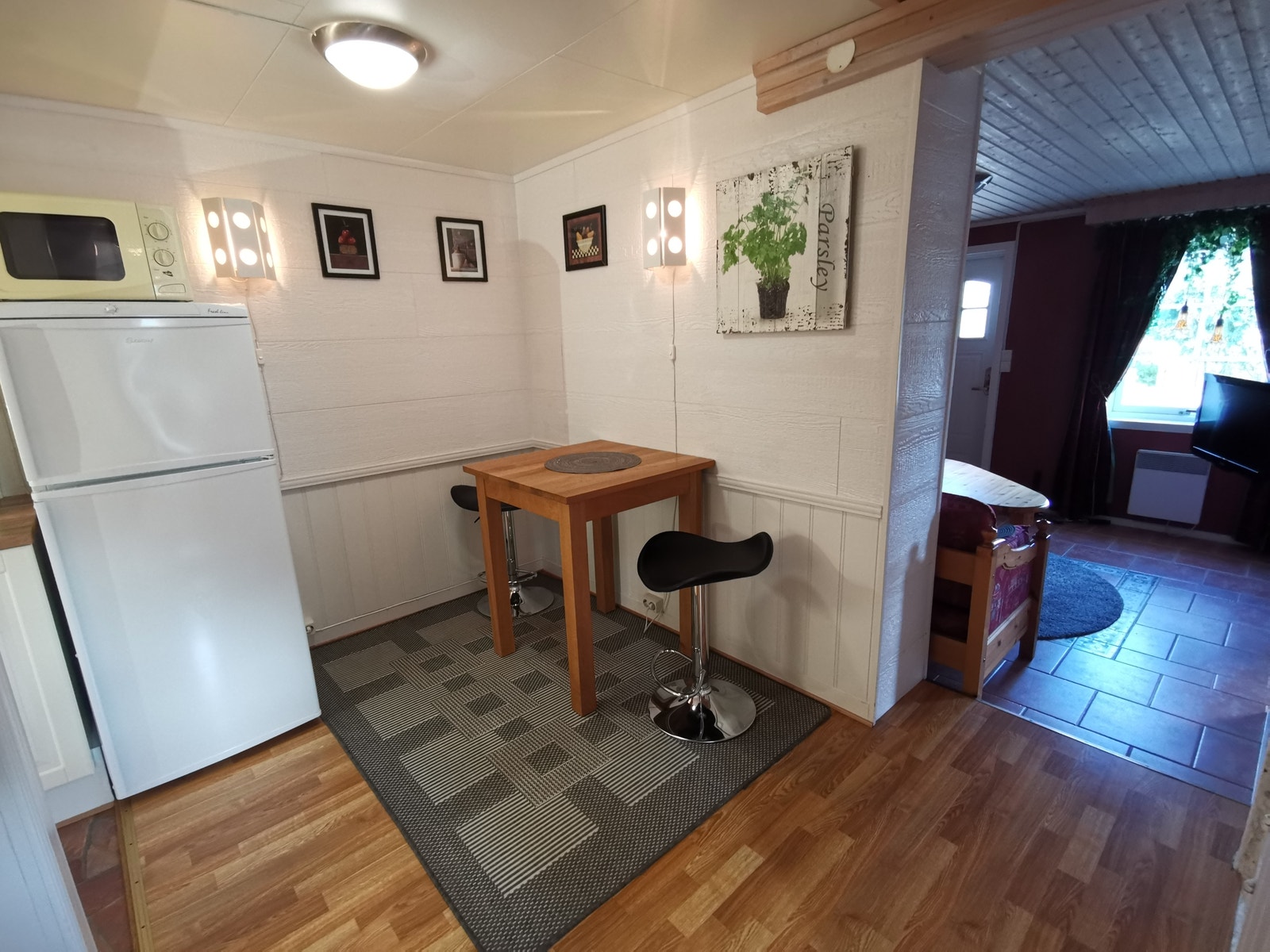 Kjøkkenløsning, stue i bakgrunn Galleribilde