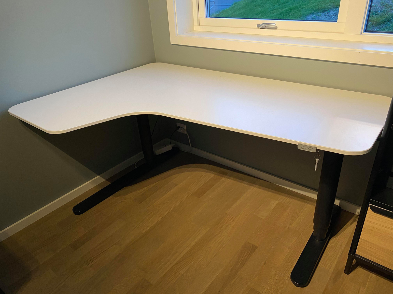 Splitter nytt hevsenk skrivebord selges | FINN.no Skrivebord eller kontorpult | FINN.no