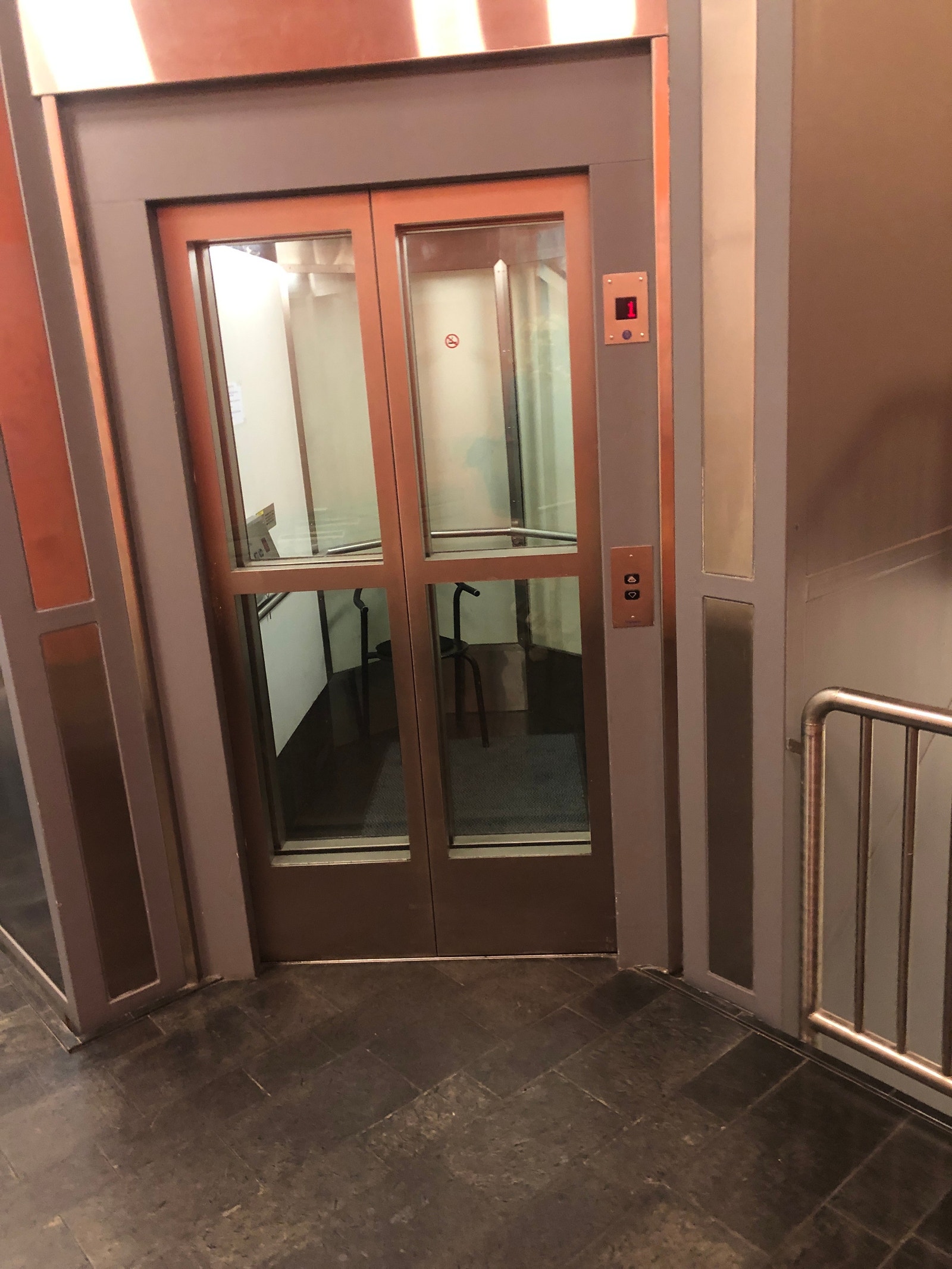 Romslig heis Galleribilde