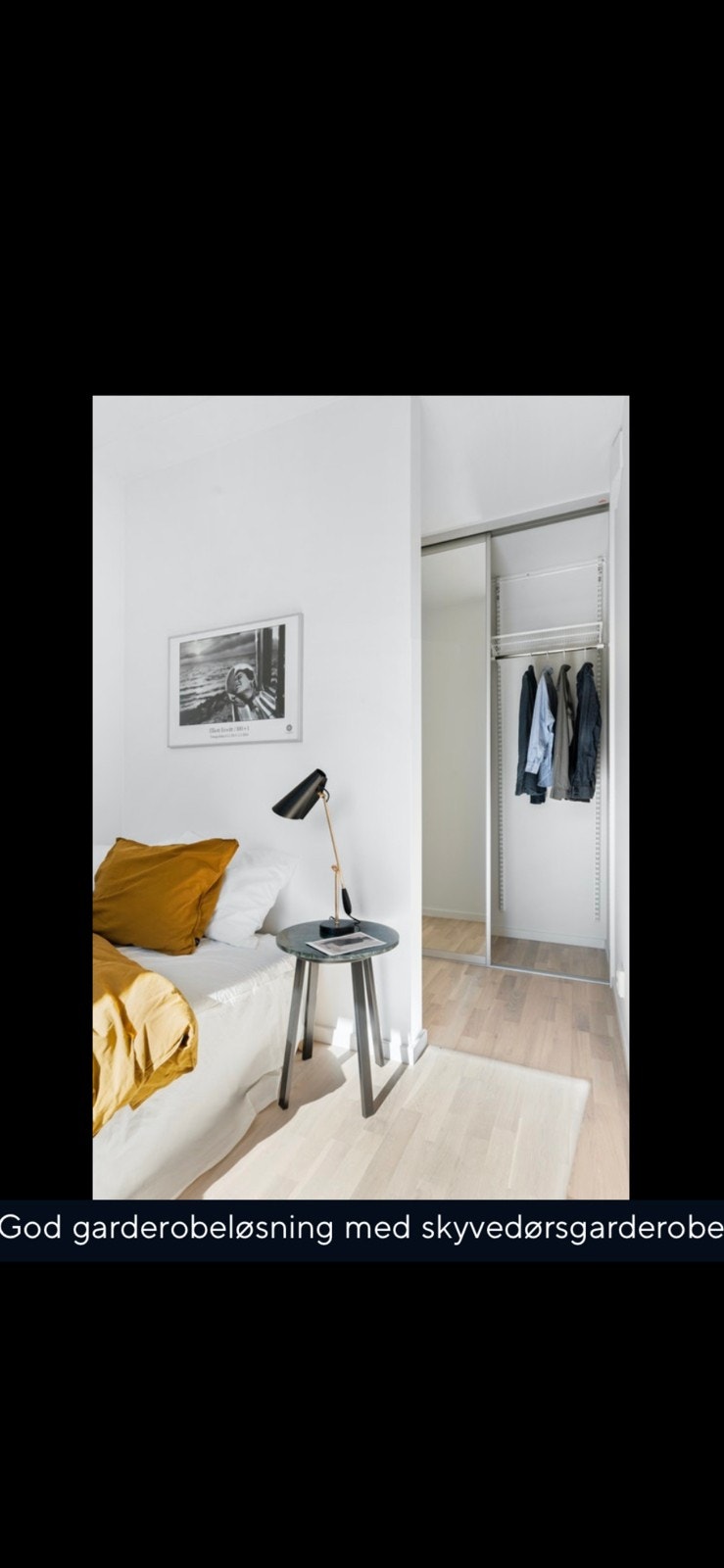 Walk in closet i bakkant av soverommet Galleribilde