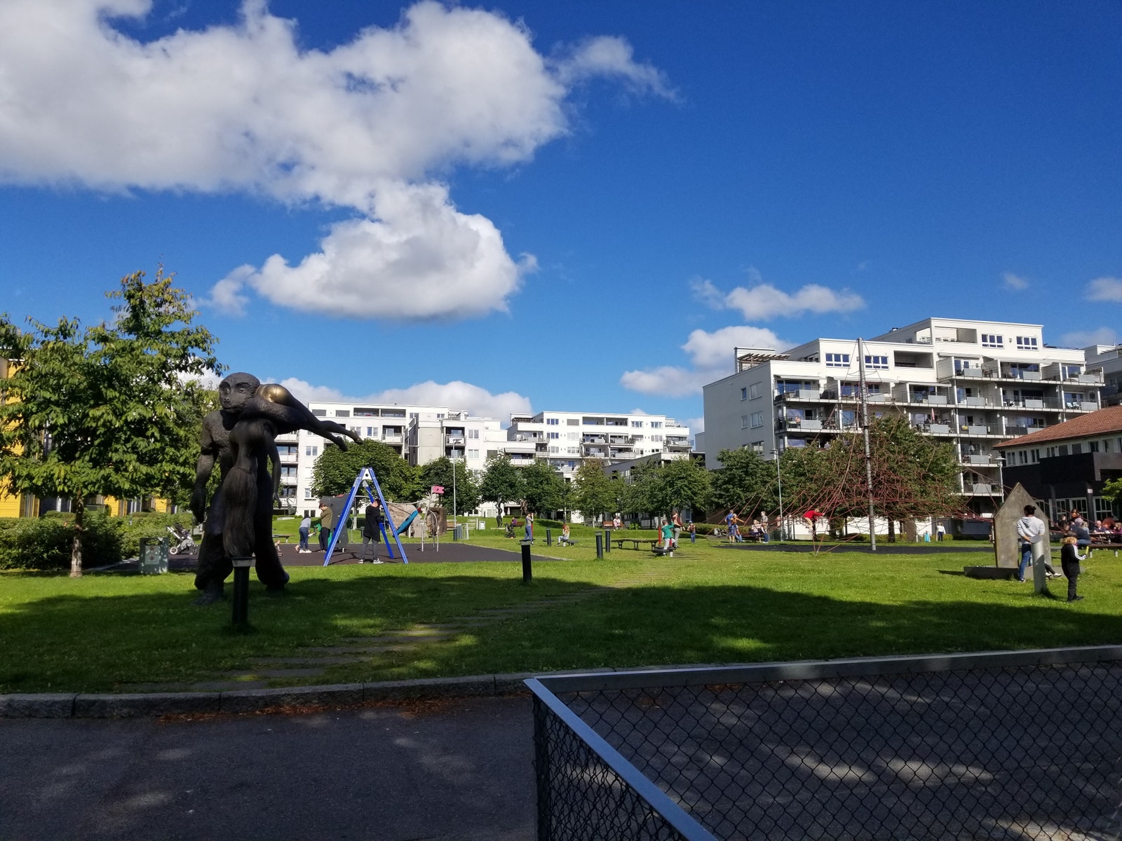 Lørenparken med sine tallrike skulpturer med motiver fra Henrik Ibsens Peer Gynt finner du et yrende liv med folk i alle aldre. Galleribilde