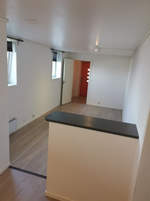 Leiligheten har ny ytterdør og nytt gulv. Galleribilde