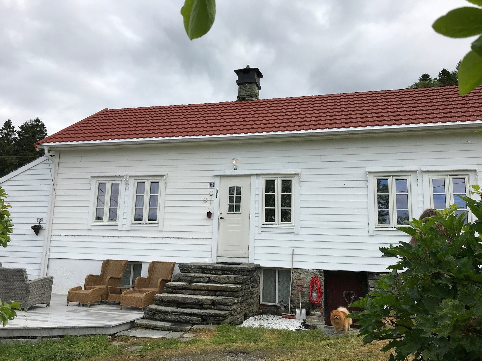 Huset ligger på et gårdsbruk. Galleribilde