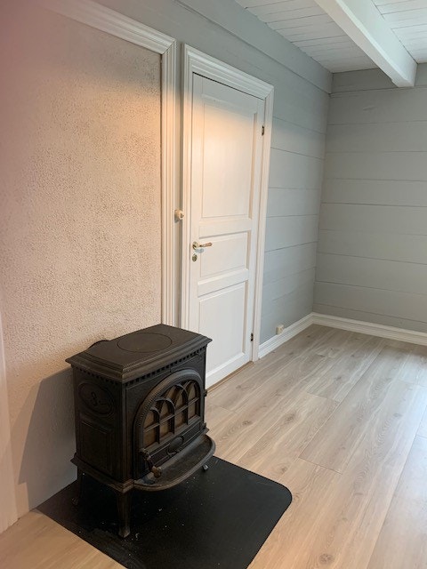 Stue med vedovn Galleribilde
