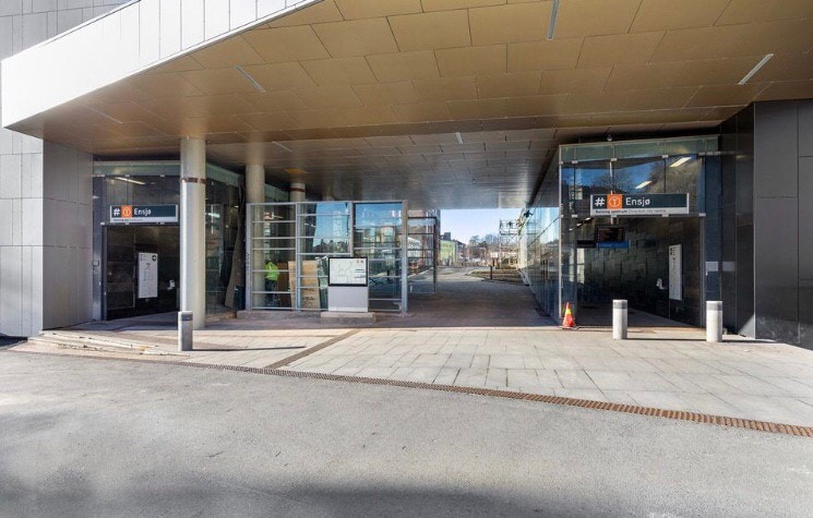 Det er gangavstand til T-bane. Galleribilde