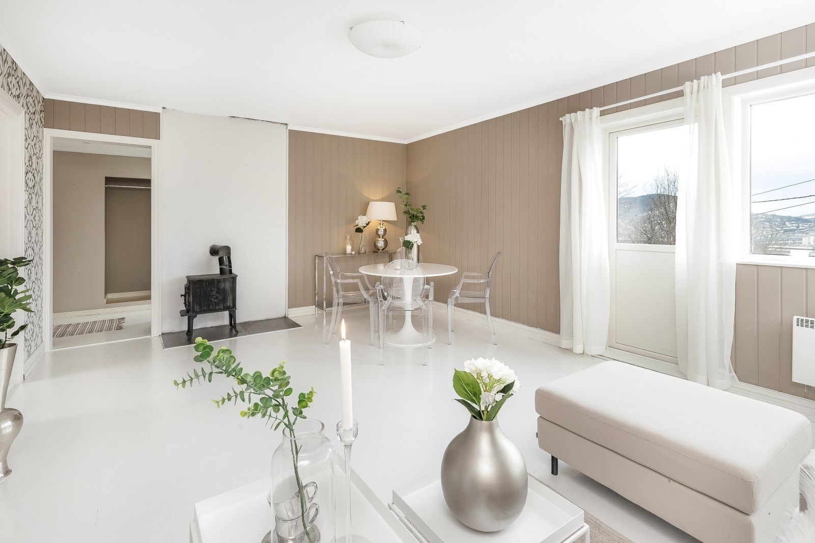 stue - avvik Vegg er malt hvitt og gulv er grå. Galleribilde