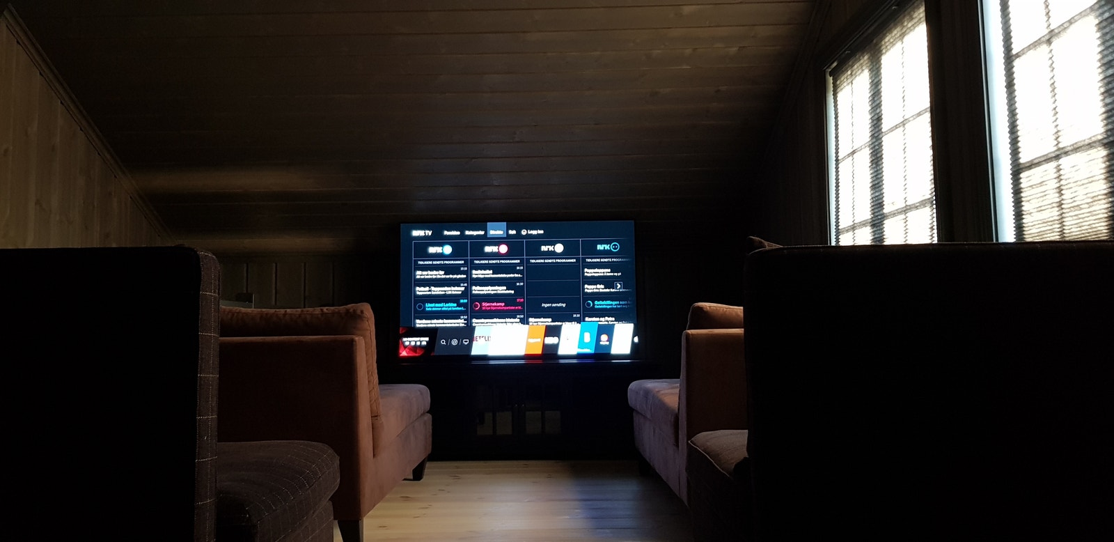 Stue i 2.etg. med stort smart TV, kan også brukes til møter Galleribilde