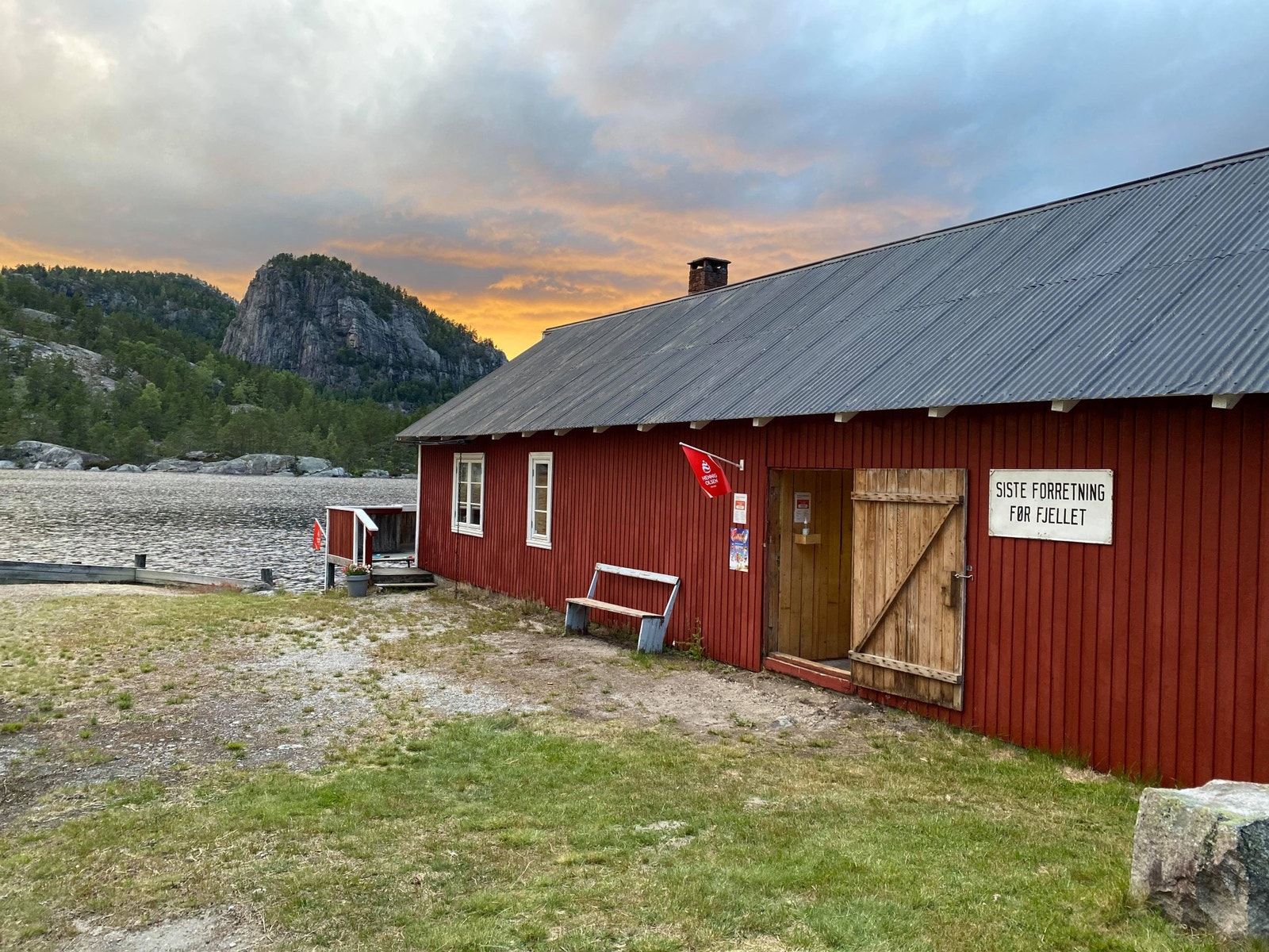 Sjøbui med minilandhandel Galleribilde