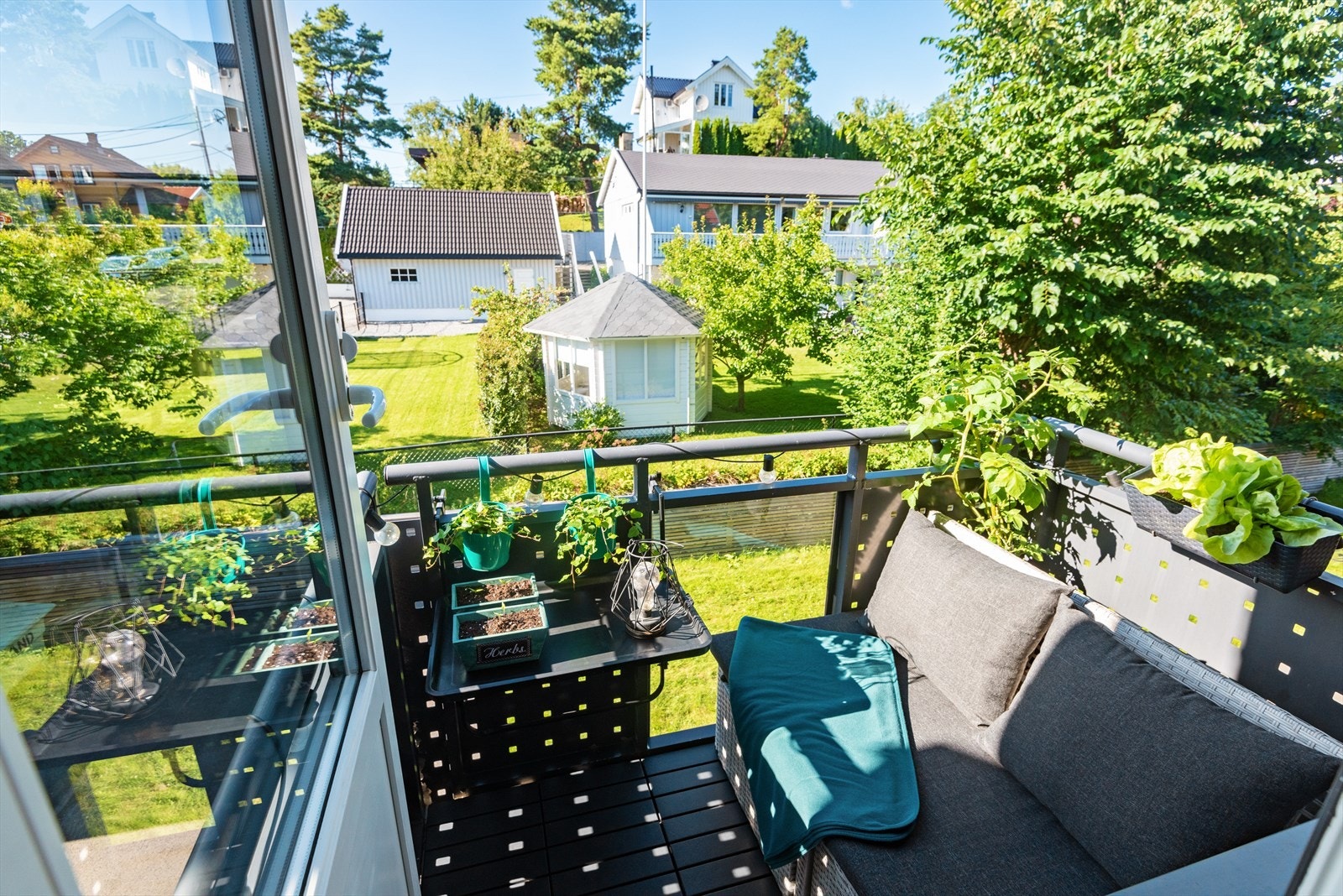 Sjarmerende balkong med utsyn over grøntområde. Galleribilde