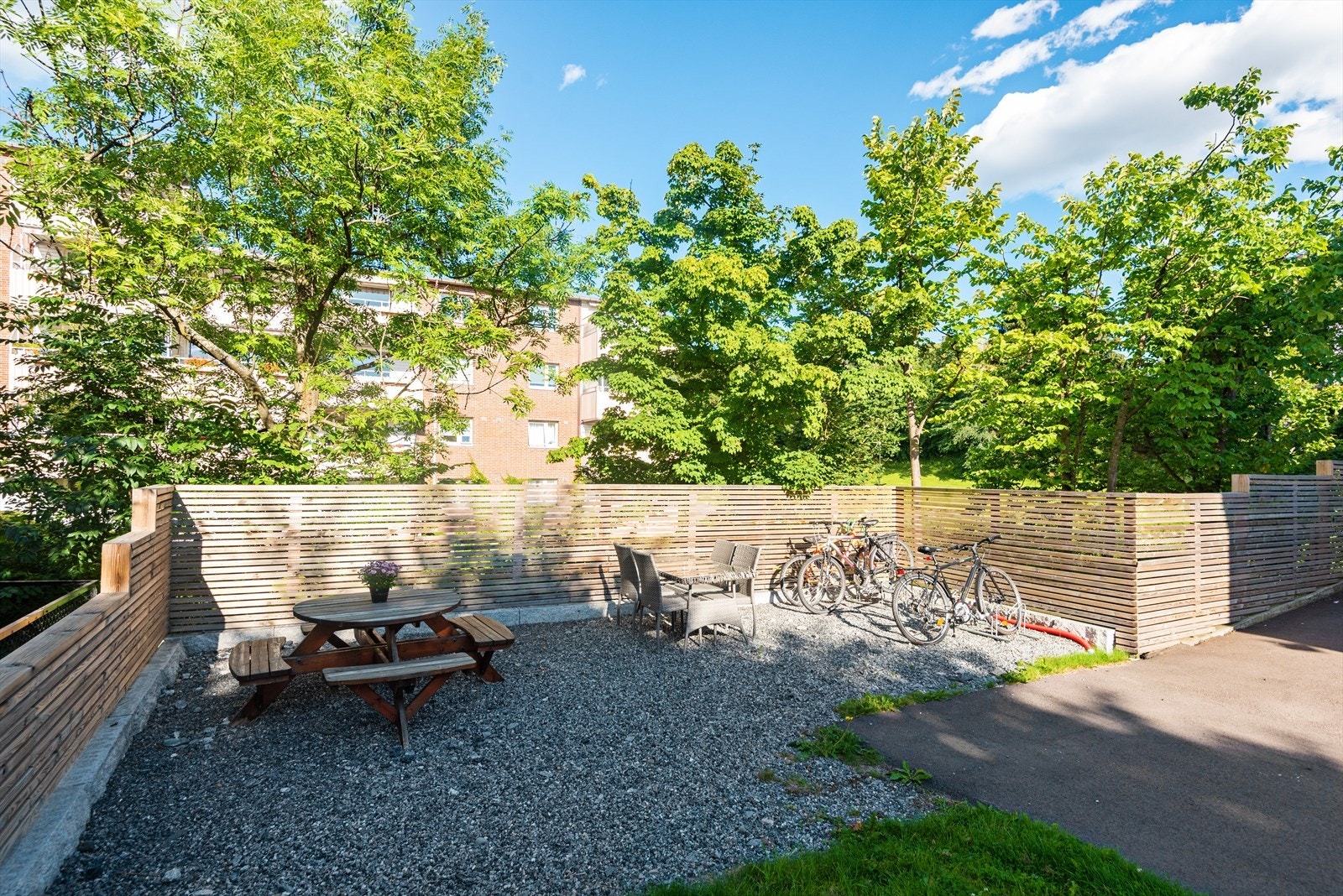 Sameiets fellesområde er pent opparbeidet med sittegruppe, sykkelparkering, gjesteparkering, fellesvaskeri og hage. Galleribilde