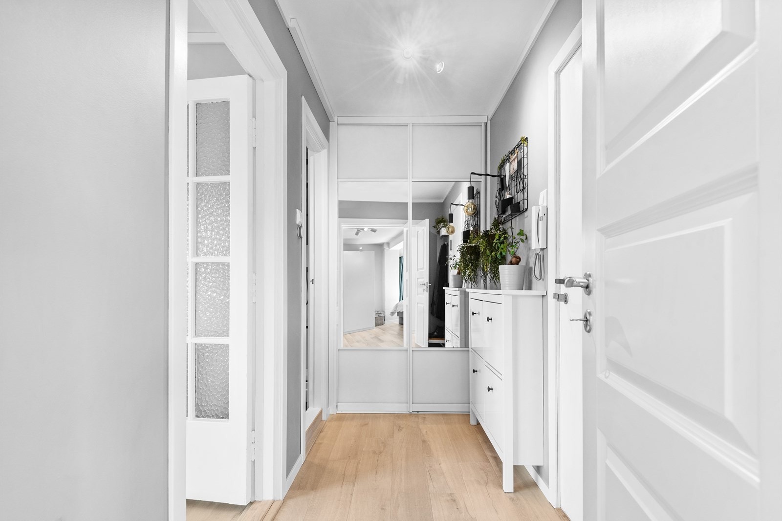 Skyvedørsgarderobe gir gode oppbevaringsmuligheter. Galleribilde