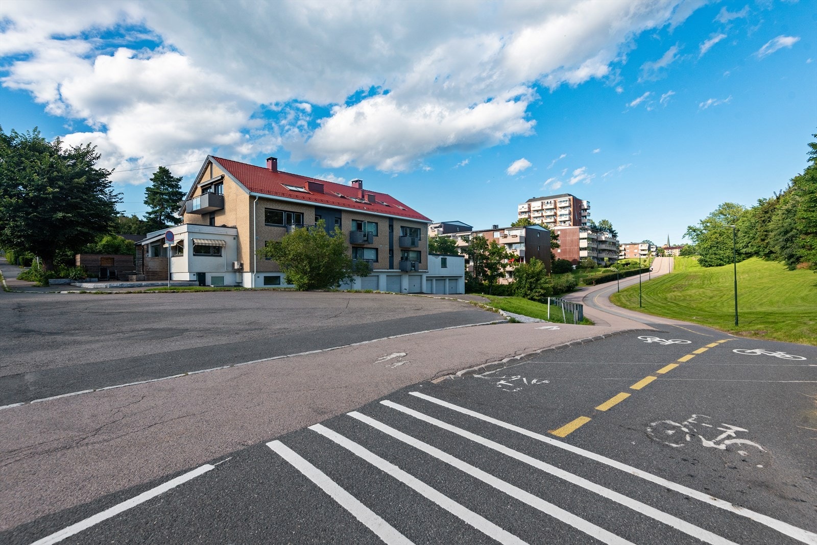 Det er gang- og sykkelsti rett utenfor blokka - her kan du gå tur ned til byen eller opp i marka. Galleribilde
