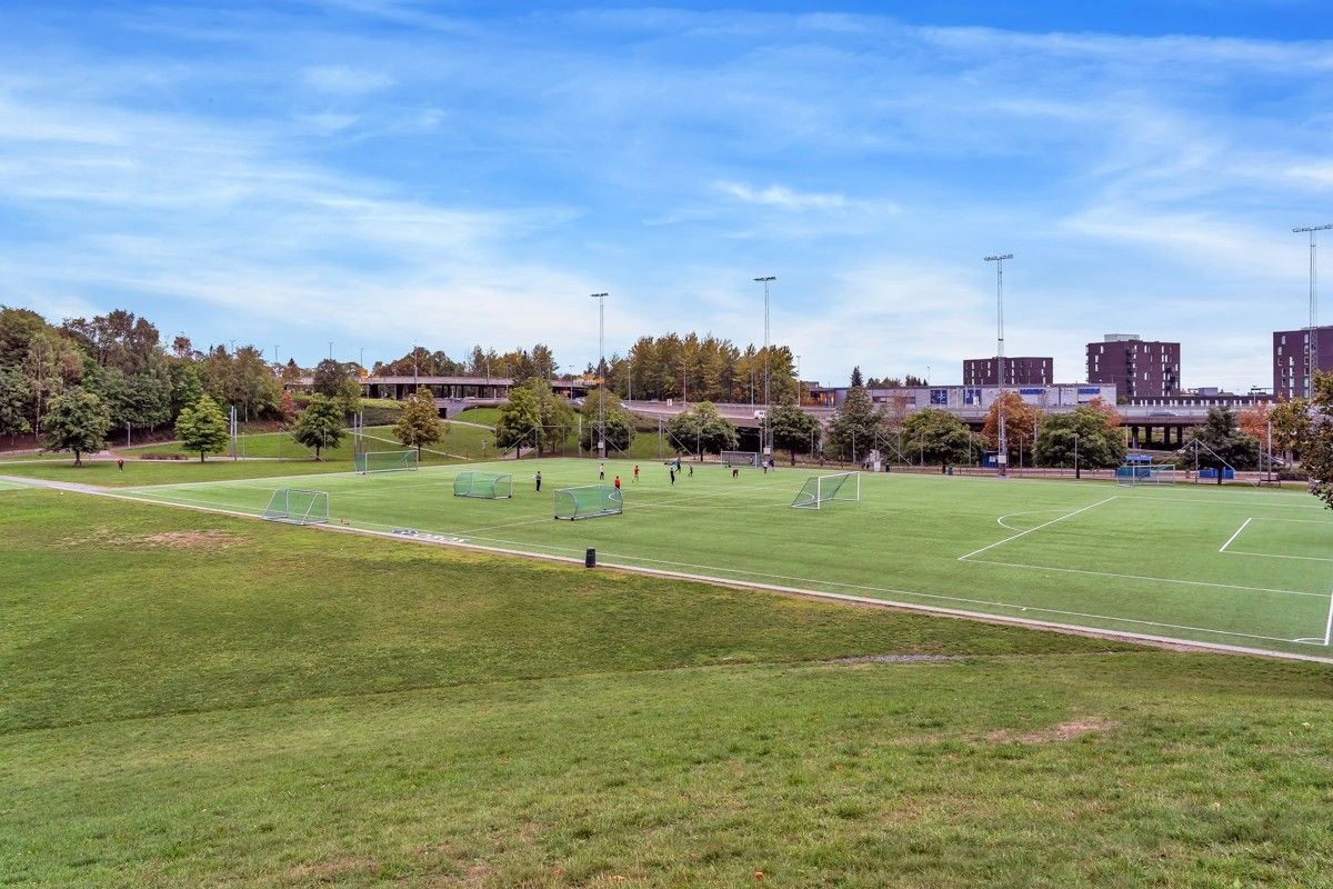 Muselunden med fotballbaner og frisbeegolfbane. Galleribilde