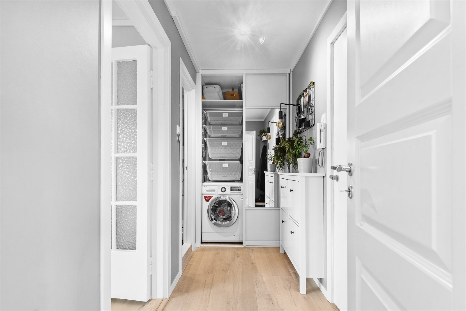 Praktisk skyvedørsgarderobe med opplegg til vaskemaskin. Galleribilde