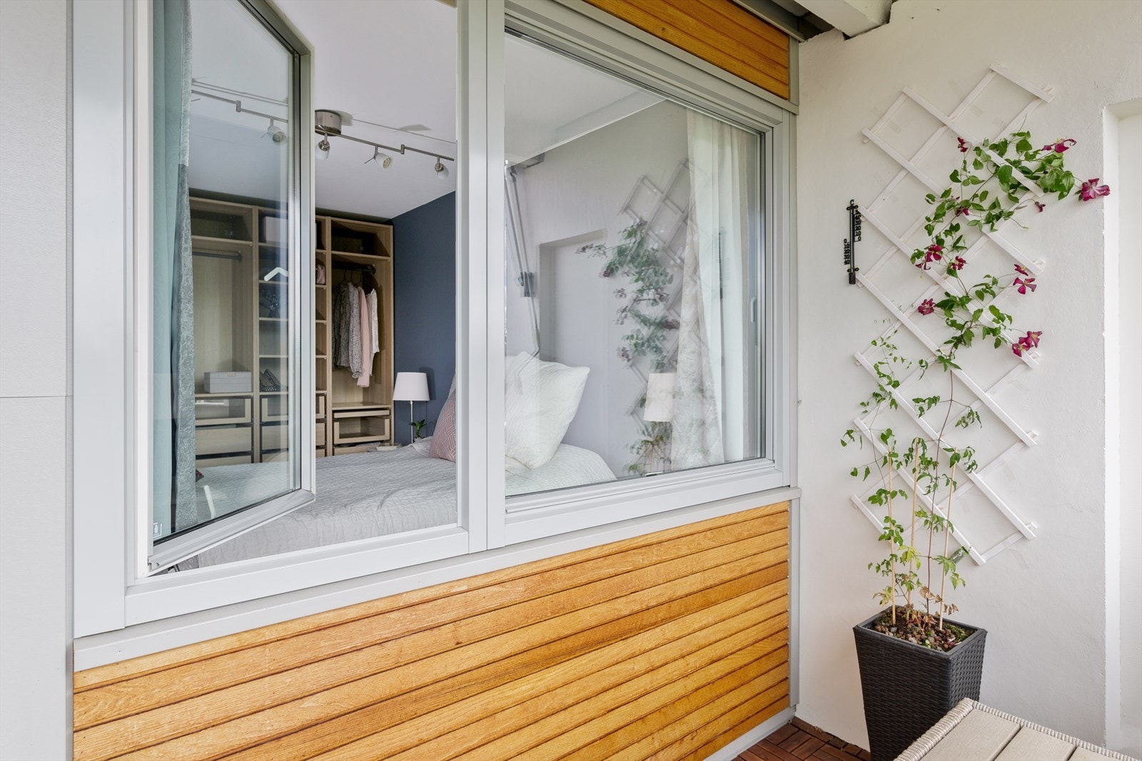 Boligens soverom er lunt og luftig. Her er det rom for en stor dobbeltseng og tilhørende møblement. Galleribilde