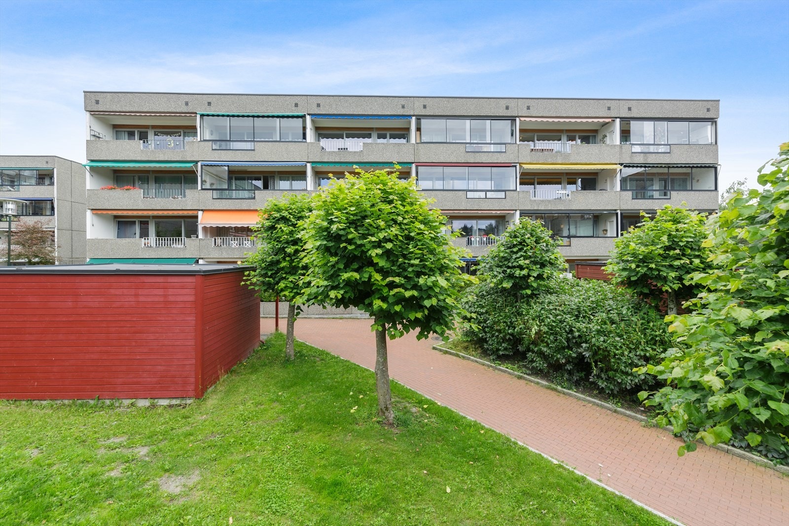 Eiendommen er beliggende i et meget attraktivt og veletablert område påHovseter/Røa. Her har du Mærradalen som nærmeste nabo. Galleribilde