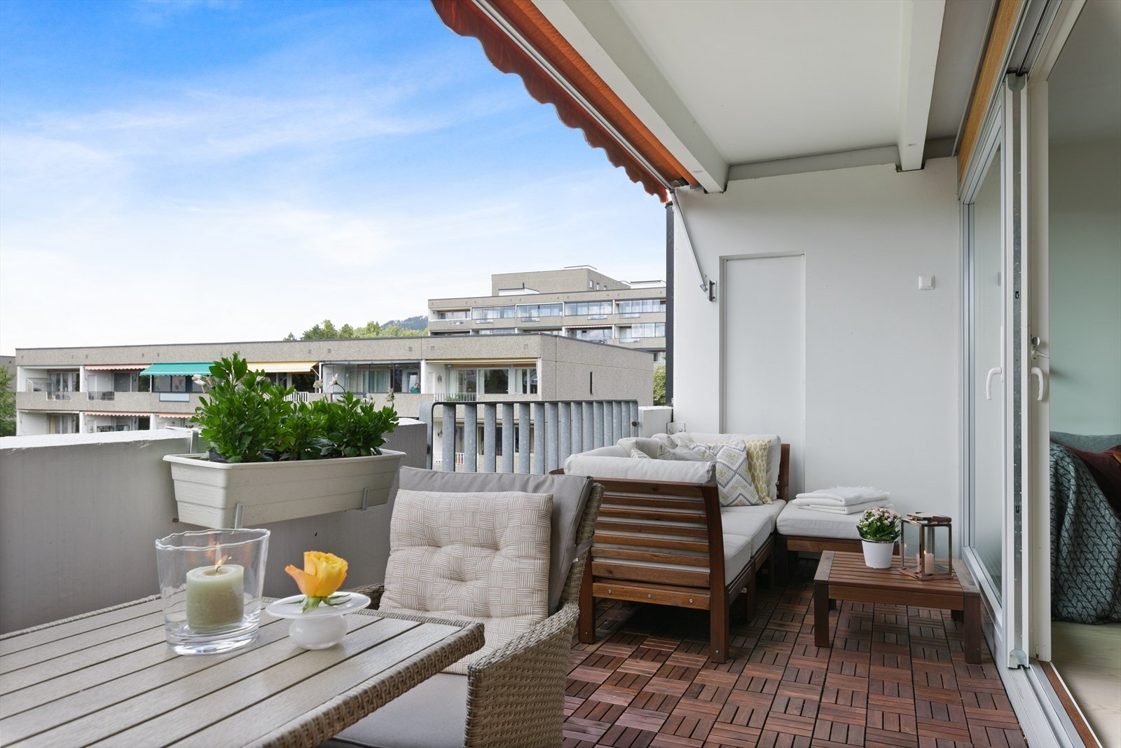 Verandaen har en god størrelse på ca. 10 kvm. Her er det nyere trefliser fra IKEA på gulv, samt markise. Galleribilde