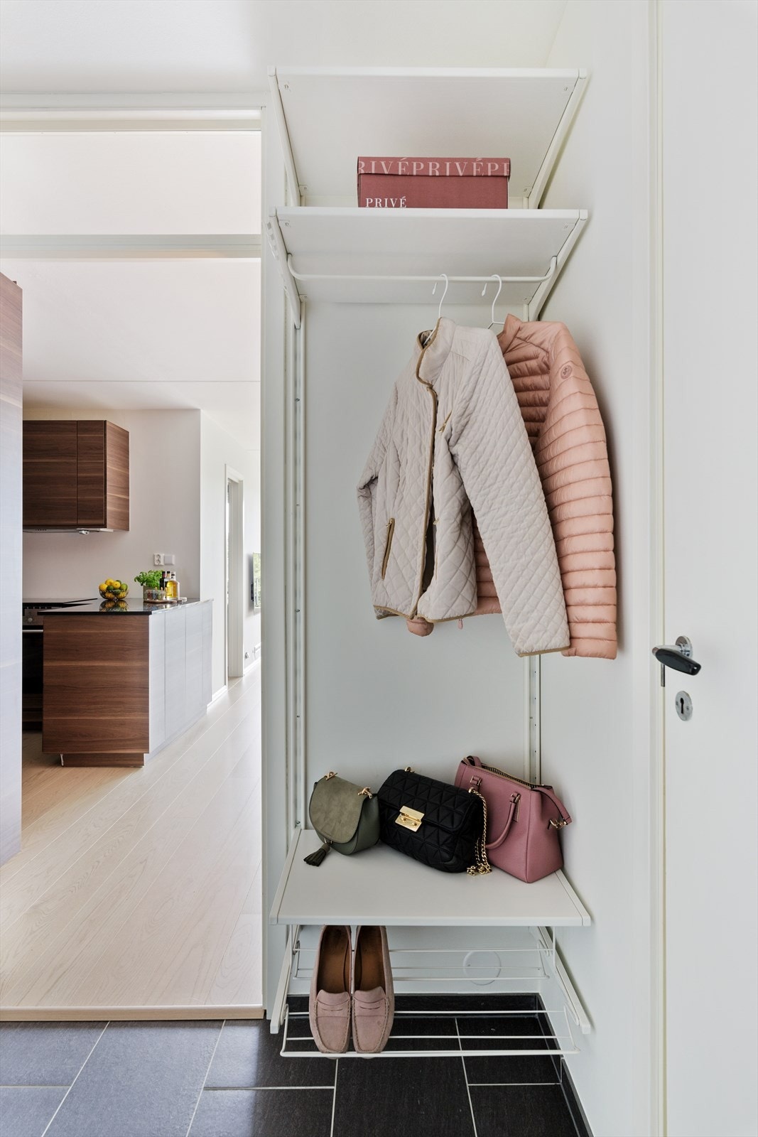 Entréen er innbydende og har fliser på gulv. Her er det muligeht til å henge fra seg yttertøy. Galleribilde