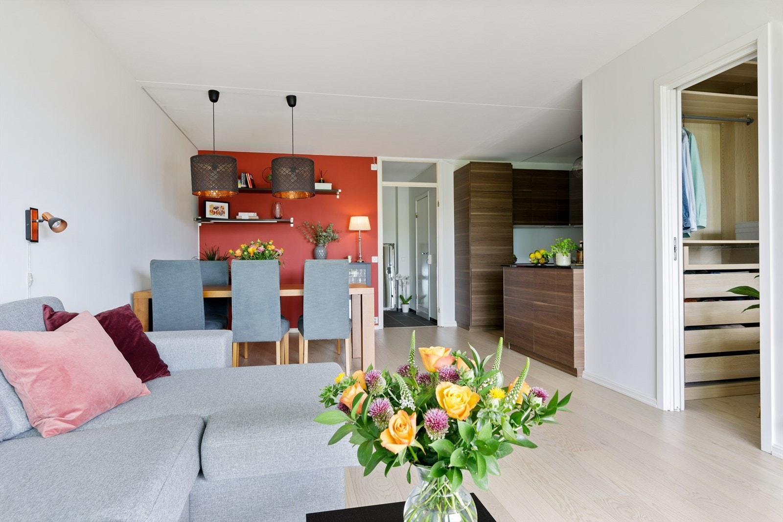 Stuen blir et sosialt rom med en åpen løsning til kjøkkenet. Her er det én-stavs parkett på gulvet og et moderne fargevalg på vegger. Galleribilde