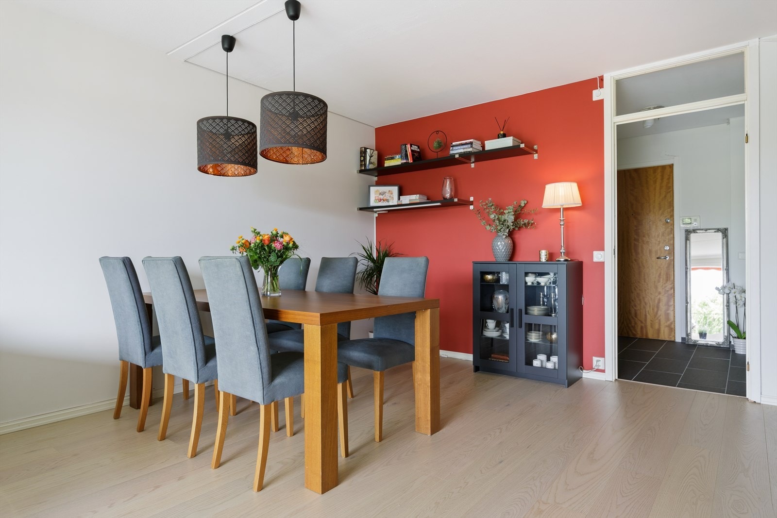 Stuen får rikelig med naturlig lys fra store vindusflater og har en god romfølelse. Galleribilde