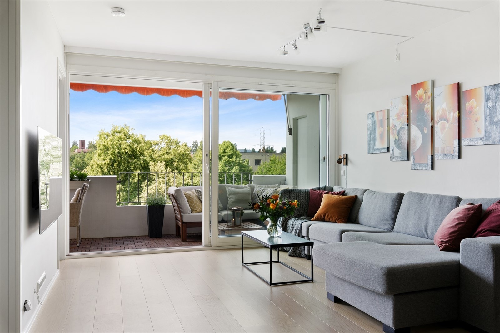 Leiligheten er beliggende i byggets 4. etasje og er arealeffektiv. Fra stuen er det adkomst til en hyggelig vestvendt veranda. Galleribilde