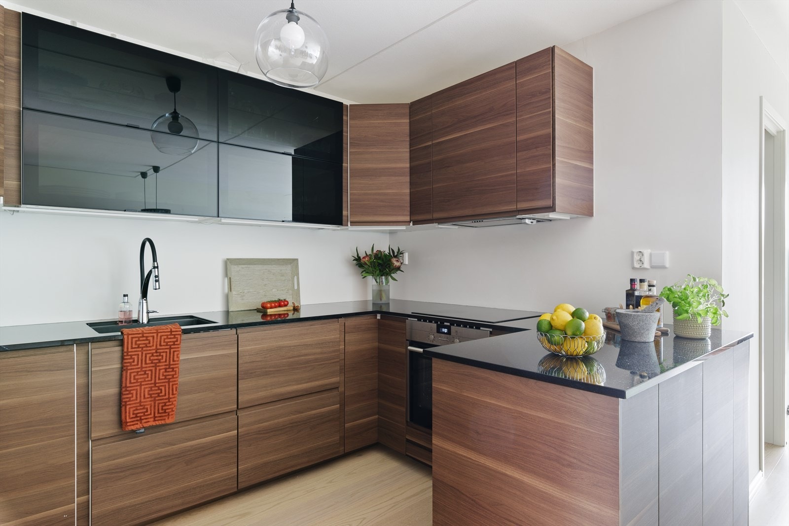 Kjøkkenet byr på rikelig med benk- og oppbevaringsplass. Galleribilde