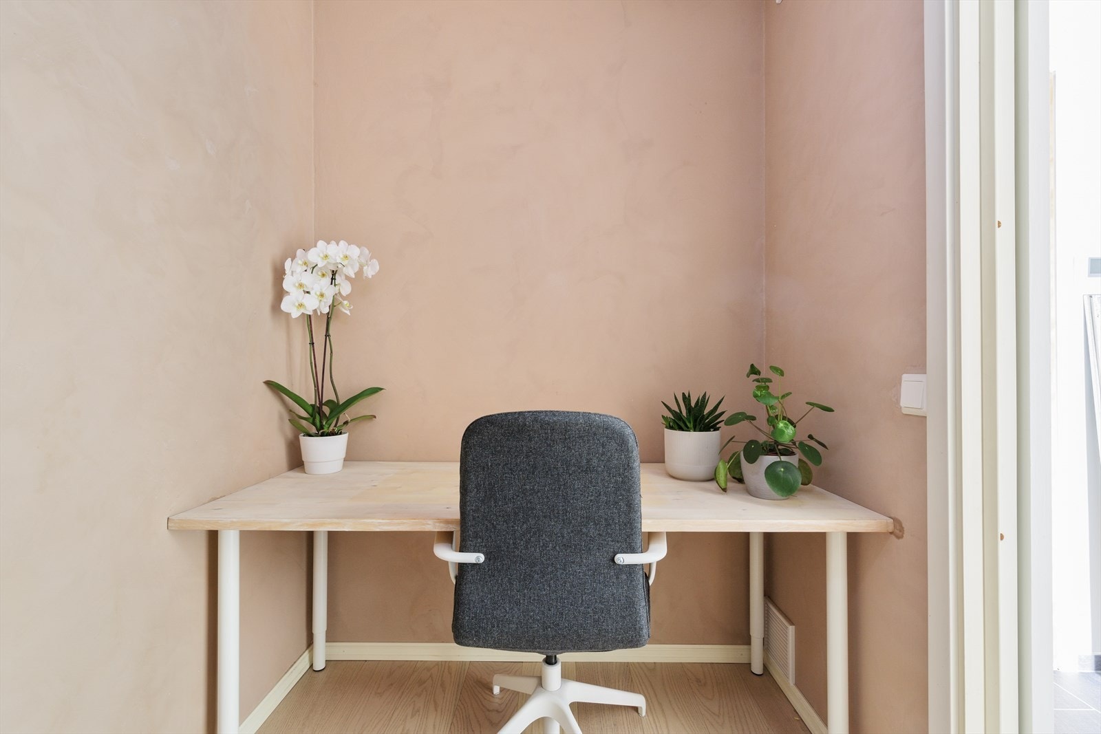 I entréen er det en bod som er oppgradert med parkett og to lufteluker for bedre ventilasjon. Boden er delvis innredet som kontor. Her er det også garderobe med mulighet for oppbevaring og oppheng. Galleribilde