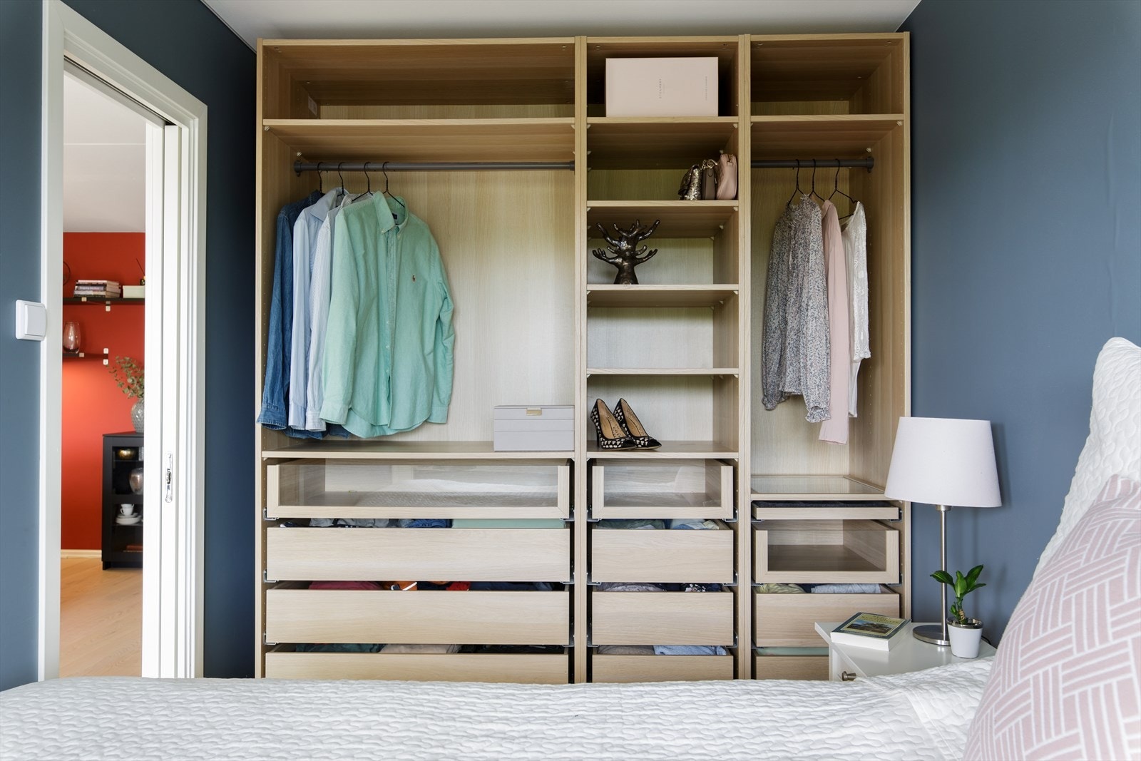 Praktisk og moderne garderobe fra IKEA fra 2016 på soverommet medfølger. Galleribilde