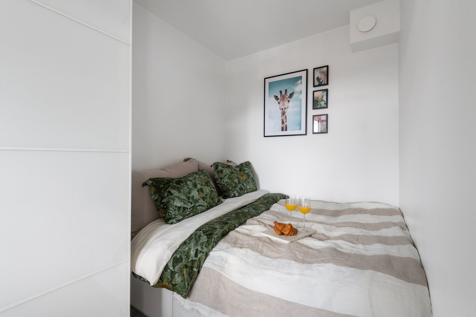 Romslig soverom med innebygget dobbeltseng og god oppbevaringsplass i skuffer under seng. Plass til stor garderobe ved sengen. Galleribilde