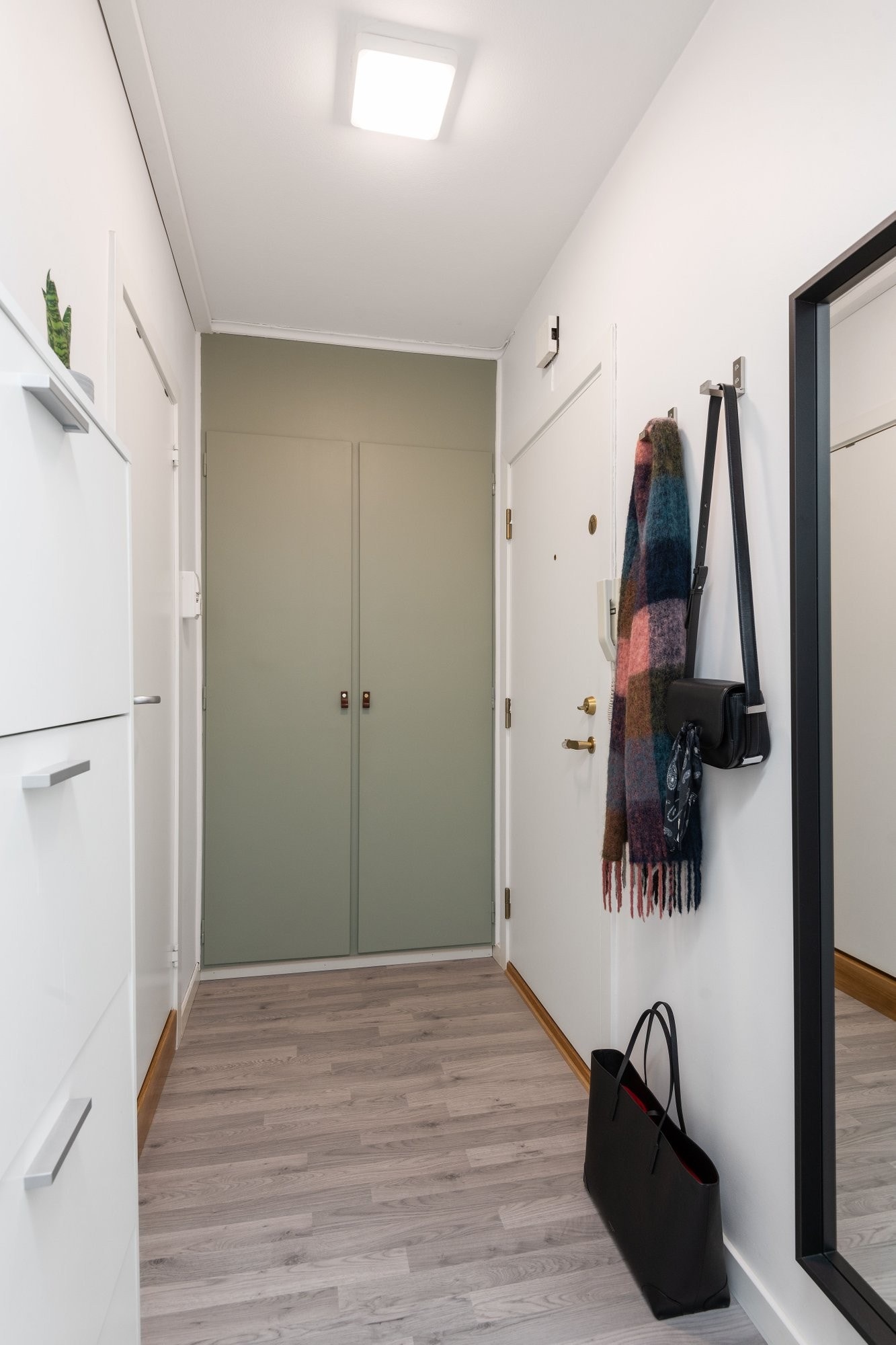 Opplegg for vaskemaskin i garderobeskap. Galleribilde