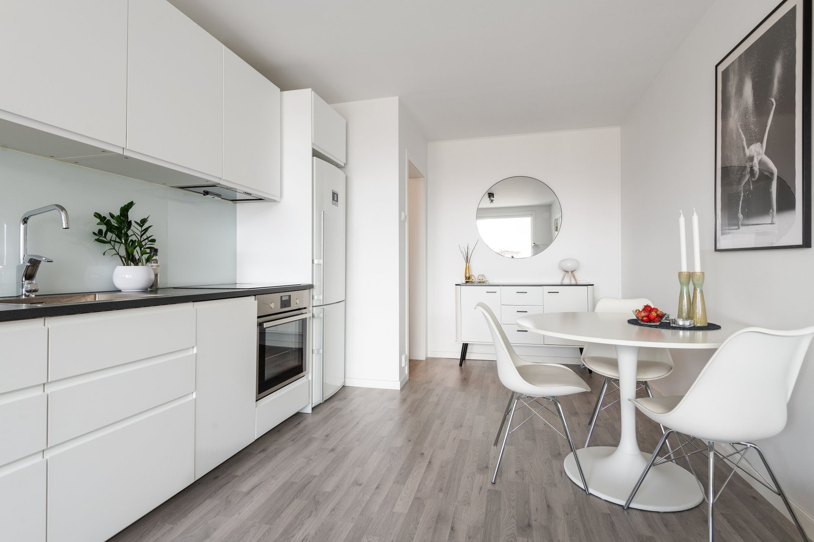 Moderne kjøkken med slette lakkerte fronter og laminat benkeplate. Galleribilde