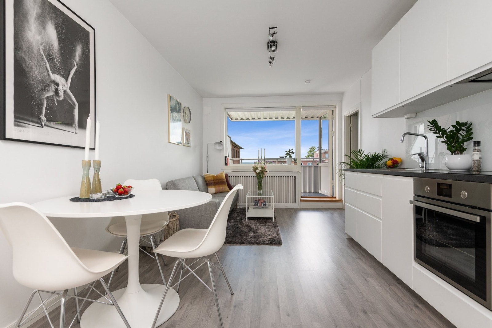 Utgang fra stue til syd-vestvendt balkong på 8,2 m². Galleribilde
